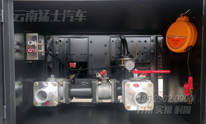 東風(fēng)六驅(qū)加運(yùn)油車,6立方加油車,東風(fēng)145罐式運(yùn)輸車,6*6加油車,越野專用車,油罐車改裝