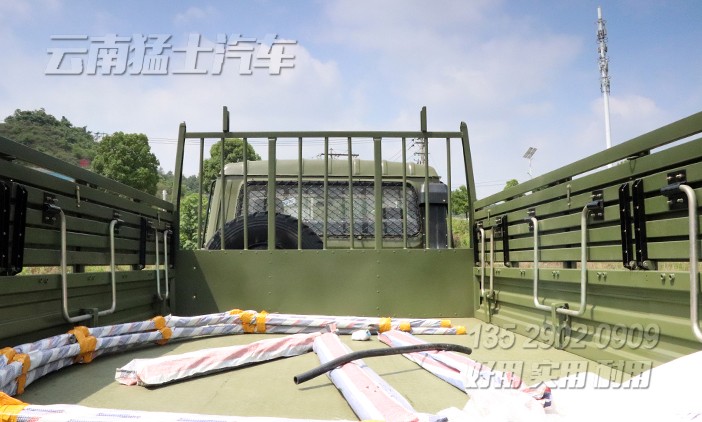 東風越野卡車,雙排卡車銷售,3.5噸越野卡車,EQ2102運兵車,東風四驅(qū)六驅(qū)卡車,東風卡車出口