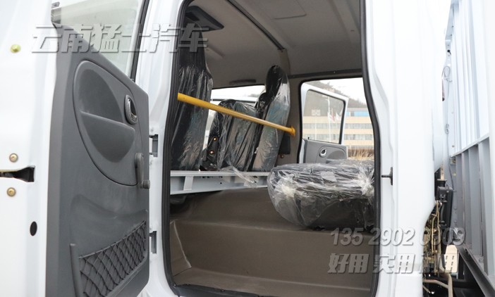 4*4東風(fēng)卡車(chē),輕型卡車(chē),越野卡車(chē),東風(fēng)雙排卡車(chē),3噸小型卡車(chē),貨箱4.2米