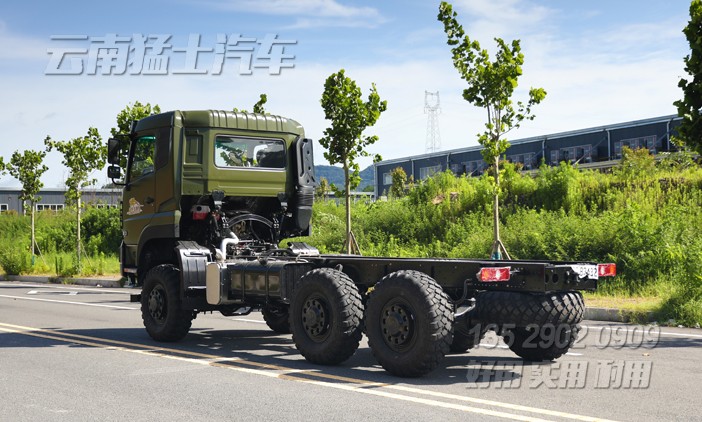 三橋卡車,重型卡車底盤,340馬力底盤,長(zhǎng)途貨車底盤,駕乘感舒適,25噸專用車底盤,12.5-20人字花紋胎