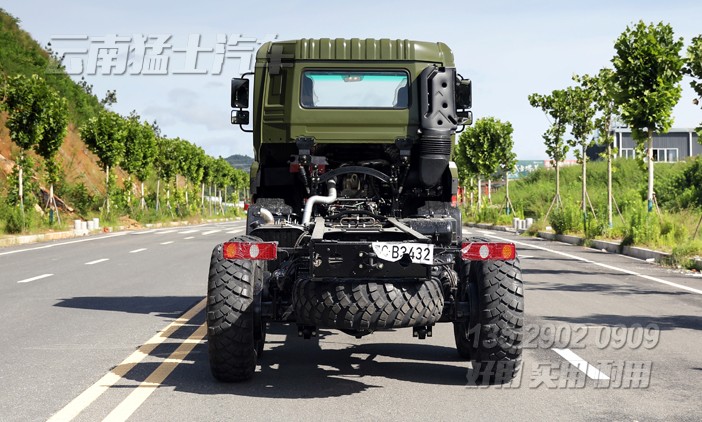 三橋卡車,重型卡車底盤,340馬力底盤,長(zhǎng)途貨車底盤,駕乘感舒適,25噸專用車底盤,12.5-20人字花紋胎