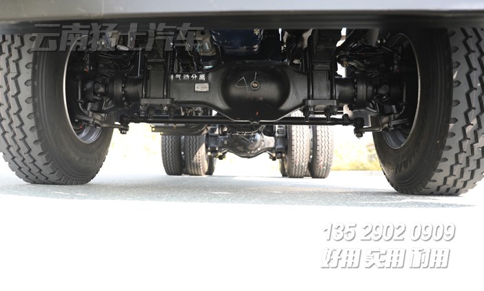 后八輪卡車底盤,六驅(qū)350馬力底盤,重型卡車底盤,專用車底盤改裝,濰柴發(fā)動機底盤,東風(fēng)三橋車底盤