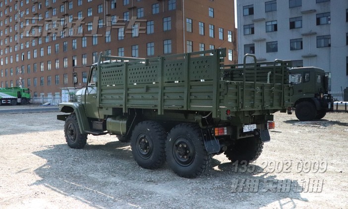 東風(fēng)25Y,軍綠色越野卡車,運兵車,EQ2082,帶絞盤的越野車,尖頭貨車