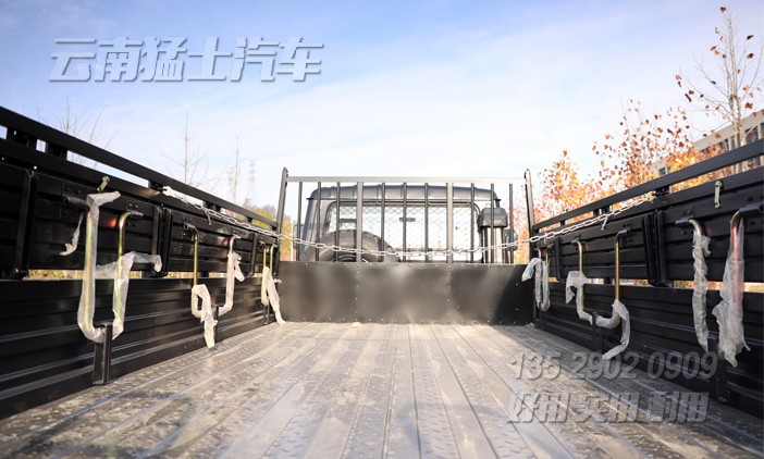 EQ2102G,東風(fēng)全驅(qū)卡車(chē),特種專用車(chē),越野三橋卡車(chē),黑色載貨汽車(chē),全驅(qū)特種車(chē)